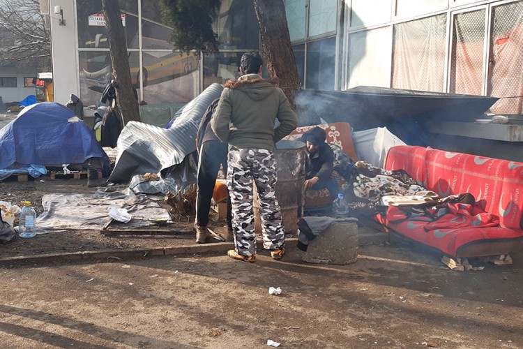 Migranti s betona žele put Evrope