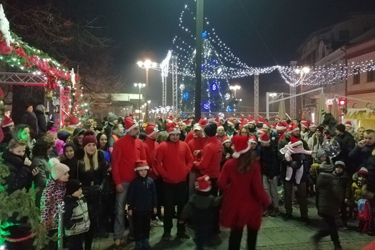 Održana prva humanitarna trka Djeda Mrazeva