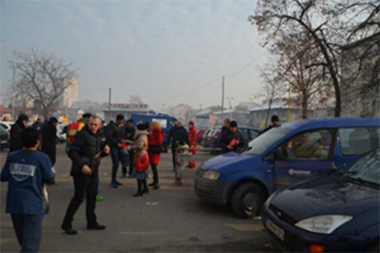 Partner MKF pokazao humanost: Migrantima uručene vreće za spavanje