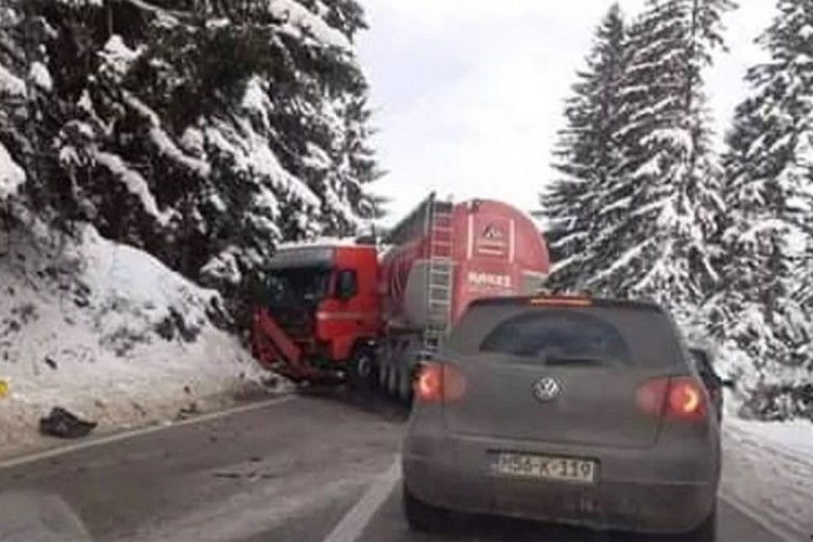 Strašna nesreća kod Olova: Bračni par poginuo, dijete teško povrijeđeno