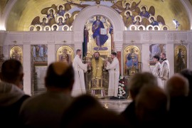Hiljade vjernika na ponoćnoj liturgiji u Hramu Svetog Save