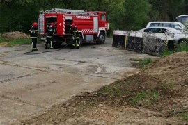 Vatra zahvatila parkirani bager i kamion kod Živinica