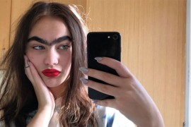 Sara ima velike i spojene obrve kojima osvaja pažnju muškaraca
