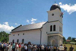 Oskrnavljen pomoćni objekat pored crkve kod Pazarića