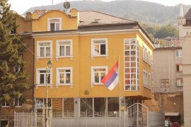 Napadač na policajca ispred srpske ambasade prevezen na psihijatriju
