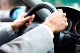 Umro za volanom u Nišu, auto udario u kuću