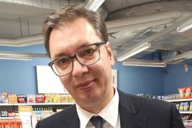 Vučić u suvenirnici: Evo šta će donijeti djeci iz Davosa