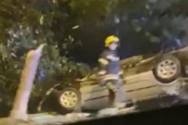 Pijan sletio s ceste, polomio stablo i ostao na krovu