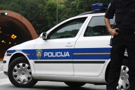 Žena pod dejstvom alkohola teže povrijedila dva policajca