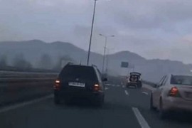 Automobil vukao muškarca na sankama na autoputu Sarajevo - Zenica