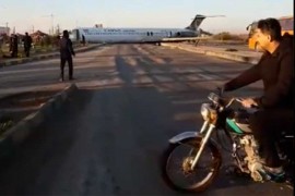 Avion sa 150 putnika skliznuo sa piste i izletio na ulicu