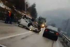Automobil završio na krovu