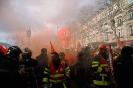 Sukobi policajaca i vatrogasaca na protestima u Parizu
