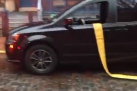Bahati vozač blokirao hidrant, vatrogasci mu očitali lekciju