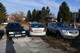 Vukli sanke po autoputu, pa ostali bez automobila
