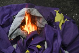Pristalica Brexita zapalio zastavu EU pored Dauning strita