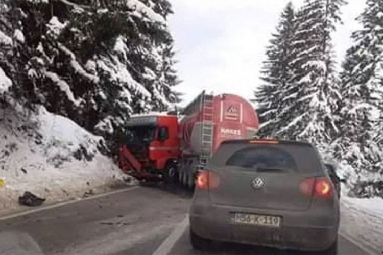 Detalji tragedije u Olovu: Krenuli s unukom na doček Nove godine i poginuli