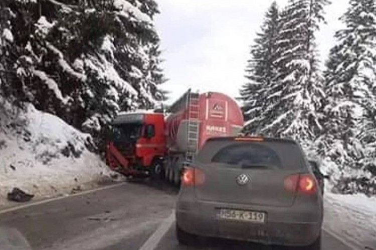 Baka i djed poginuli, unuka i dalje kritično