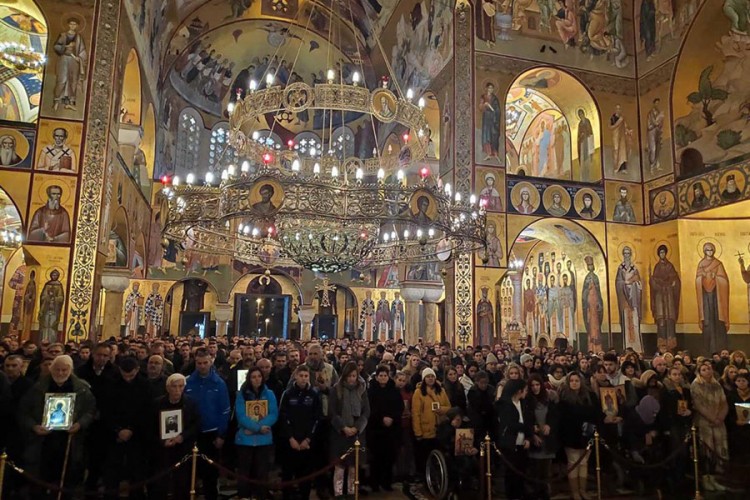 Hiljade vjernika i večeras na molebanu u Sabornom hramu u Podgorici