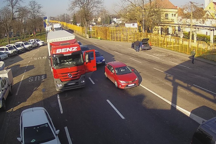 Gužve na izlazu iz BiH u Gradišci, Brodu i Velikoj Kladuši