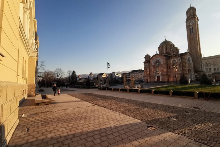 Popločana pješačka zona ispred Banskog dvora