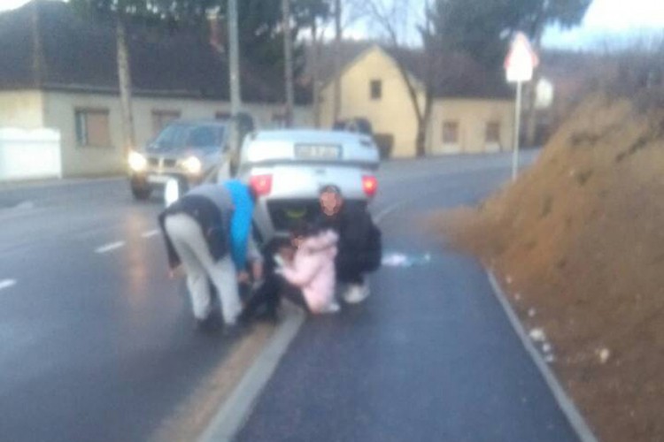Troje povrijeđeno u prevrtanju automobila kod Laktaša