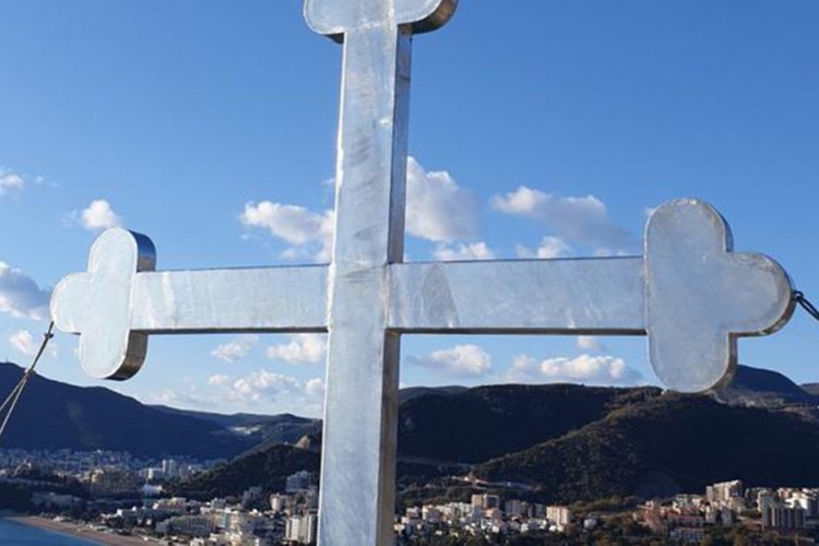 Kod Bečića postavljen krst visok tri i po metra