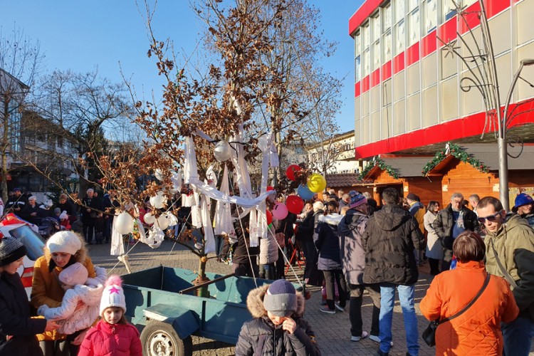 Nalaganjem badnjaka počelo obilježavanje Badnje večeri
