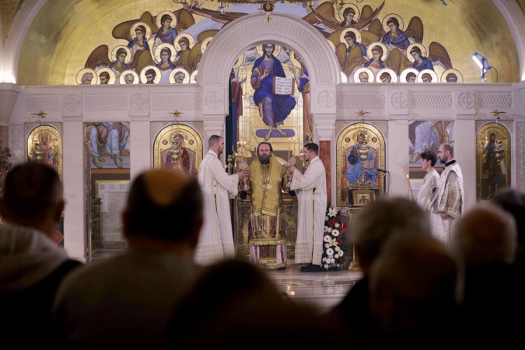 Hiljade vjernika na ponoćnoj liturgiji u Hramu Svetog Save