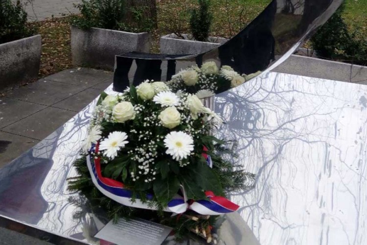 Položeno cvijeće na Spomenik banjalučkim bebama