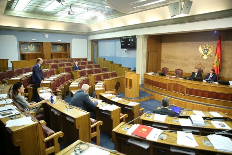 Poslanici Demokratskog fronta ostaju bez 50 odsto plate?