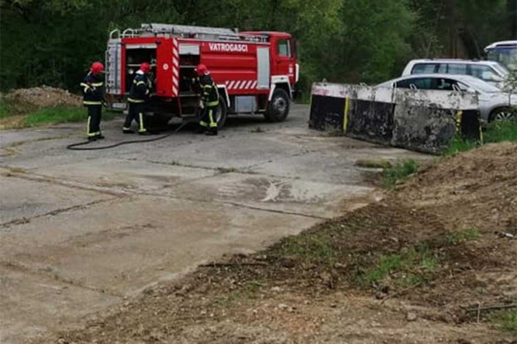 Vatra zahvatila parkirani bager i kamion kod Živinica