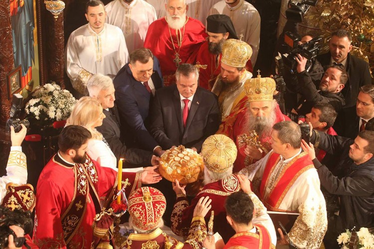 U Hramu Hrista Spasitelja lomljen slavski kolač