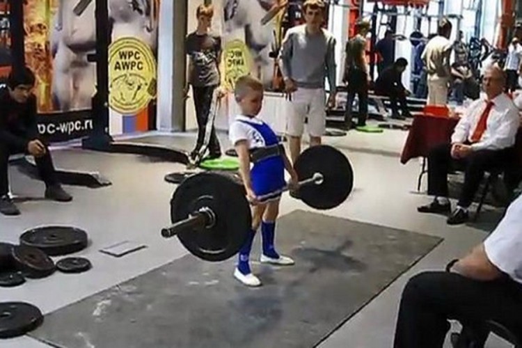 Dječak iz Rusije 'diže' 100 kg