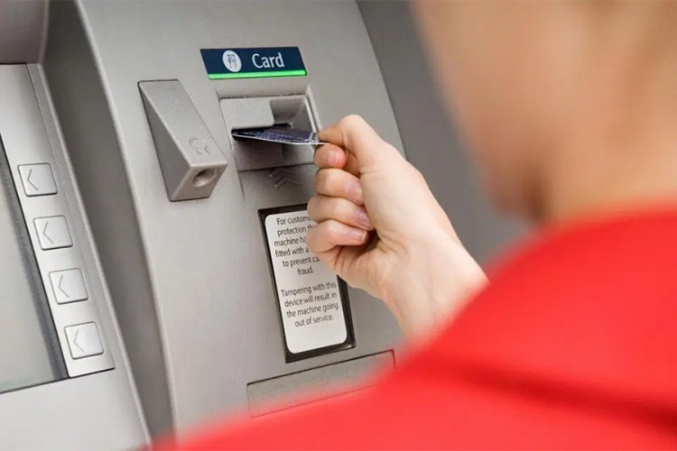Manja upotreba keša tjera banke da uvode zajedničke bankomate