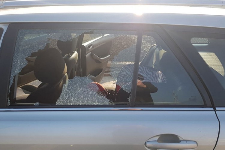 Drama u Prnjavoru: Zalutali metak pogodio automobil u vožnji