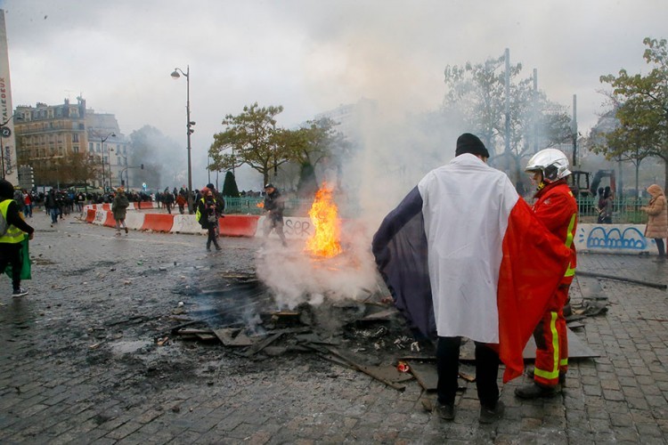 Sukobi policije i demonstranata u Parizu