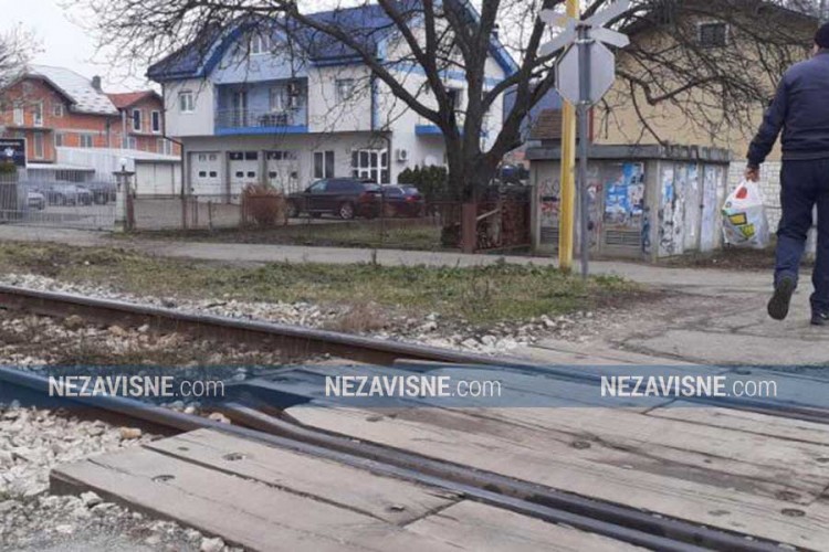 Mercedes odletio nekoliko desetina metara od pruge