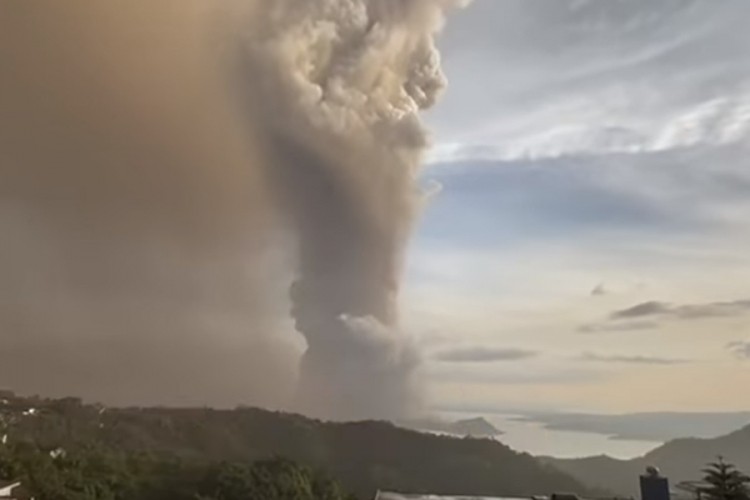 Vulkan samo što ne eksplodira, ljudi na Filipinima u panici