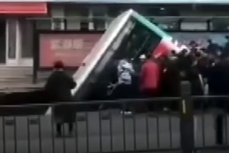 Rupa na ulici "progutala" autobus, šest osoba poginulo
