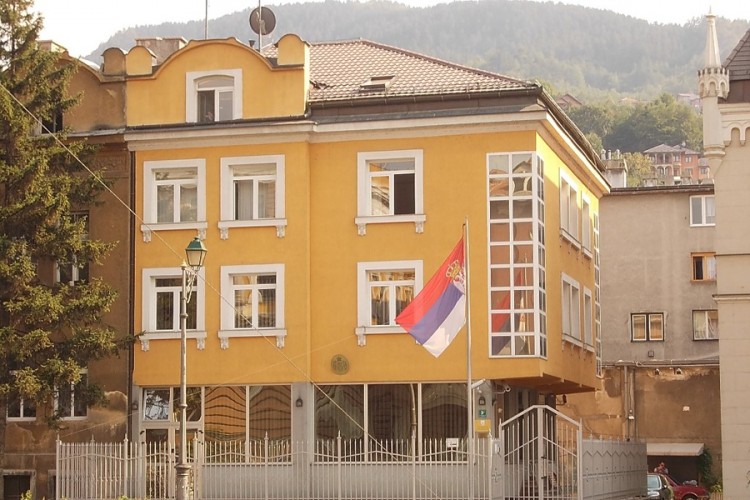 Napadač na policajca ispred srpske ambasade prevezen na psihijatriju