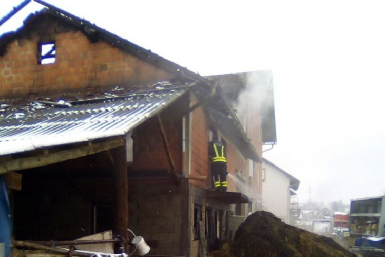 Izgorjela štala i krov kuće u Banjaluci, spašene krave, ovce i svinje