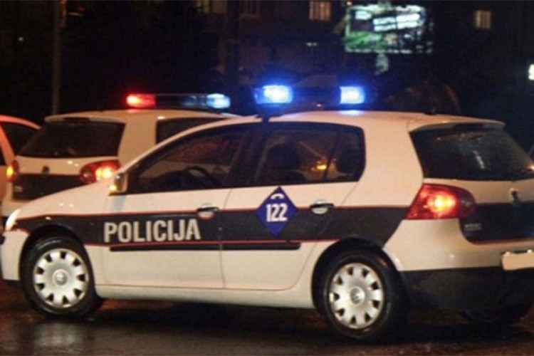U sudaru dva auta povrijeđen pješak