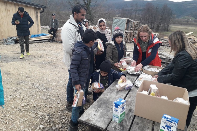 Migranti u napuštenim halama "Agrokomerca"