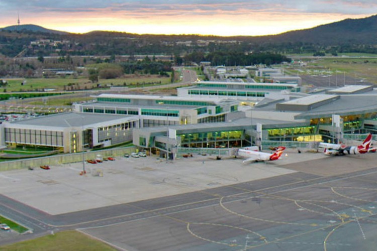 Zbog požara zatvoren aerodrom u Kanberi