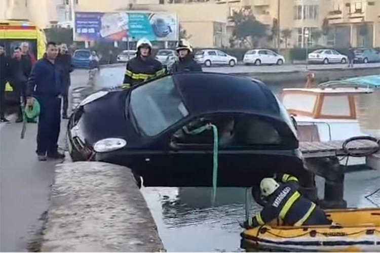 Spašena žena čiji je auto visio iznad mora u Zadru