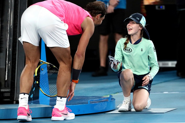 Nadal pogodio djevojčicu u glavu, pa prišao i poljubio je