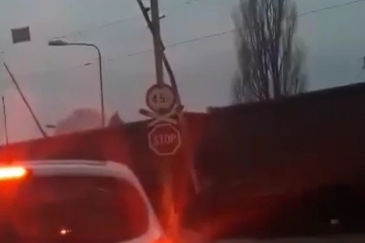 Pružni prelaz u Zalužanima: Voz prolazi, a rampa dignuta