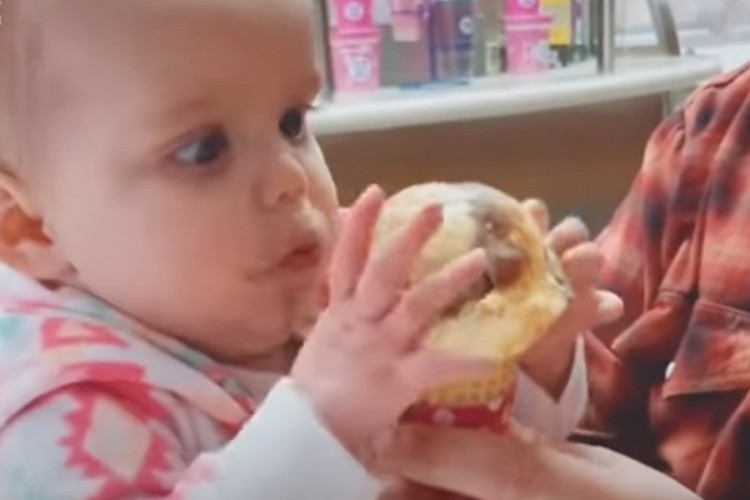 Beba prvi put probala sladoled, pogledajte njenu reakciju