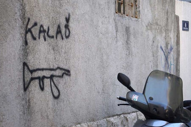 U centru Splita nacrtan kalašnjikov